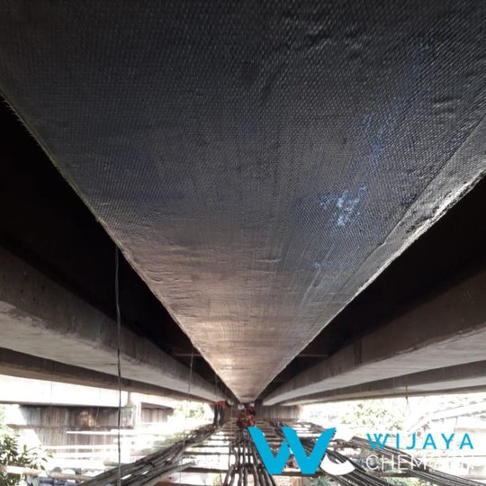 Perkuatan Struktur CFRP — dokumentasi aplikasi di lapangan (slide p-06)