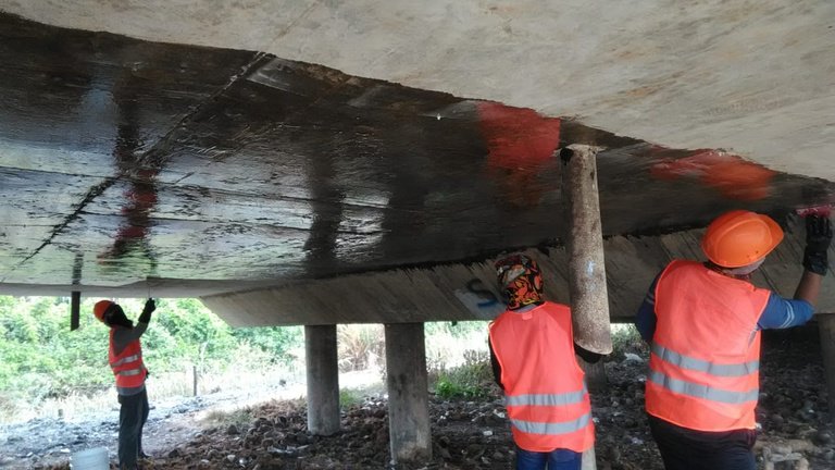 Perkuatan Struktur CFRP — dokumentasi aplikasi di lapangan (slide p-06)