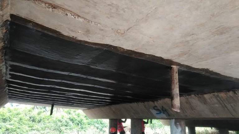 Perkuatan Struktur CFRP — dokumentasi aplikasi di lapangan (slide p-06)