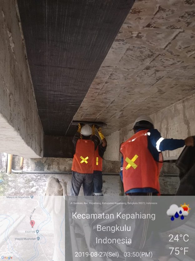Perkuatan Struktur CFRP — dokumentasi aplikasi di lapangan (slide p-07)