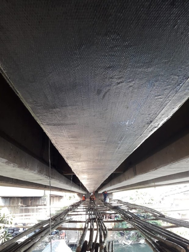 Perkuatan Struktur CFRP — dokumentasi aplikasi di lapangan (slide p-07)