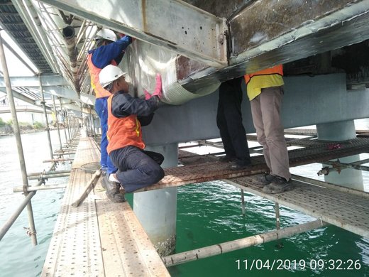 Perkuatan Struktur GFRP (E-glass) — dokumentasi aplikasi di lapangan (slide p-08)
