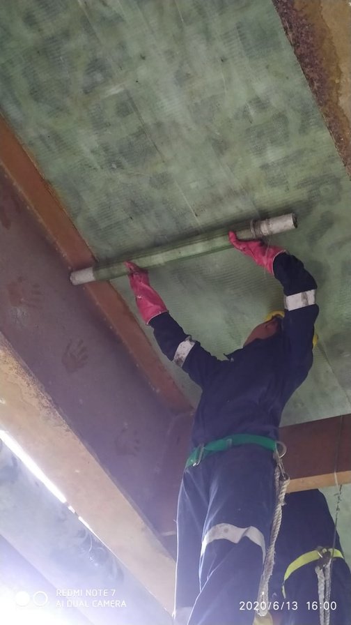 Perkuatan Struktur GFRP (E-glass) — dokumentasi aplikasi di lapangan (slide p-08)
