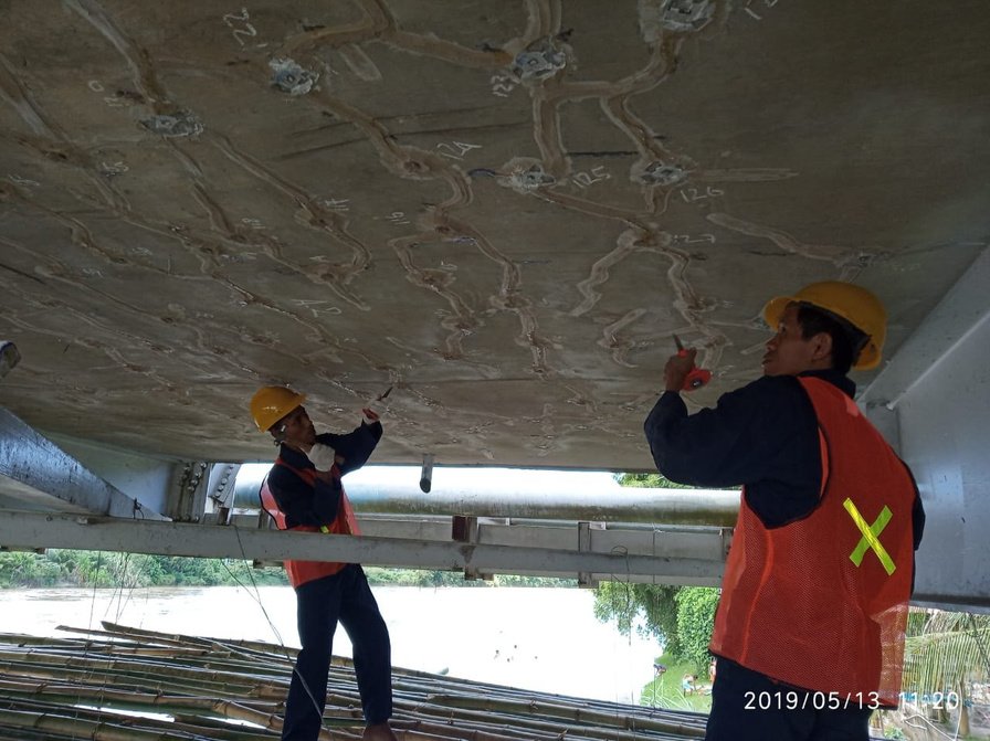 Crack Injeksi Resin — dokumentasi aplikasi di lapangan (slide p-20)