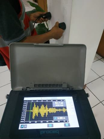 Pengujian UPV/Pundit — alat Pundit menampilkan gelombang ultrasonic